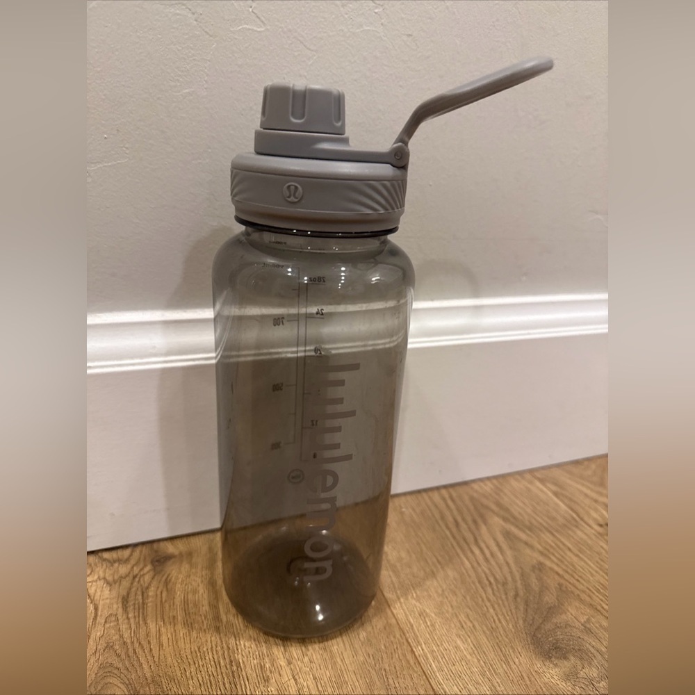 LULULEMON BACK TO LIFE CLEAR BOTTLE 32 oz in Grey